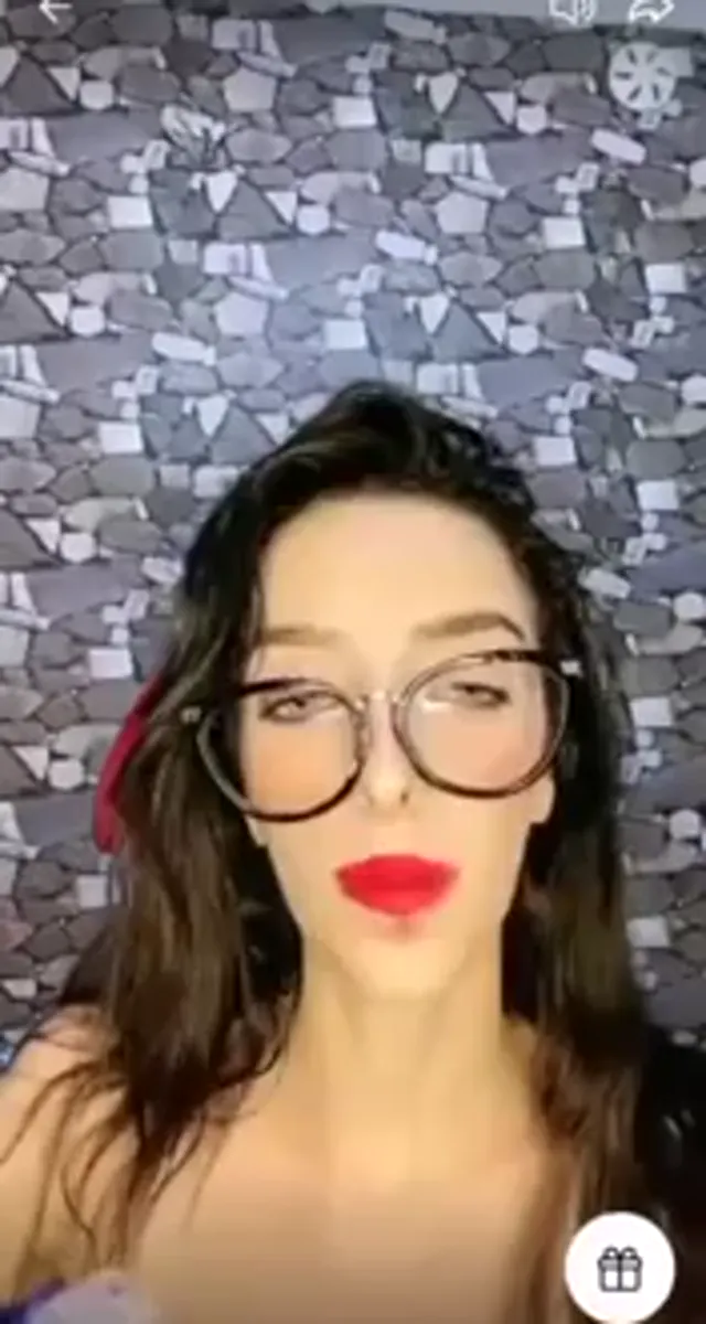 Abaza Ecem — Abaza Ecem ifşa Miller şişesine oturdu · sahne 1