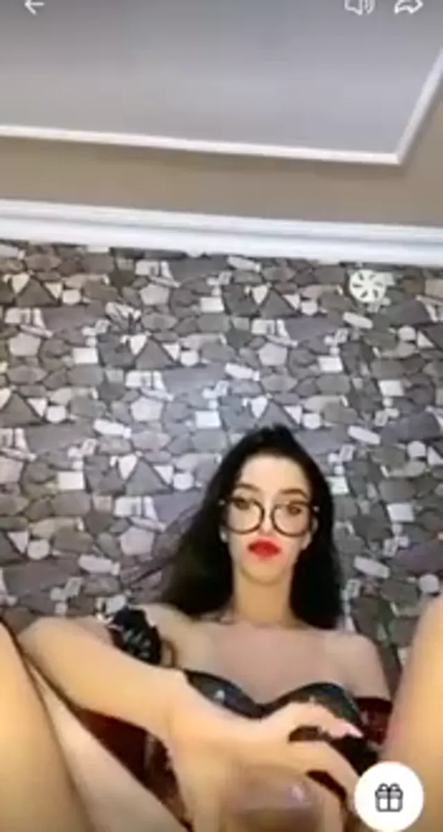 Abaza Ecem — Abaza Ecem ifşa Miller şişesine oturdu · sahne 2