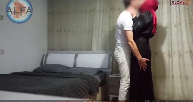 Alfa Erkek Porno Türbanlı evli kadını otele attı — Alfa Erkek — Amatör Porno · sahne 1