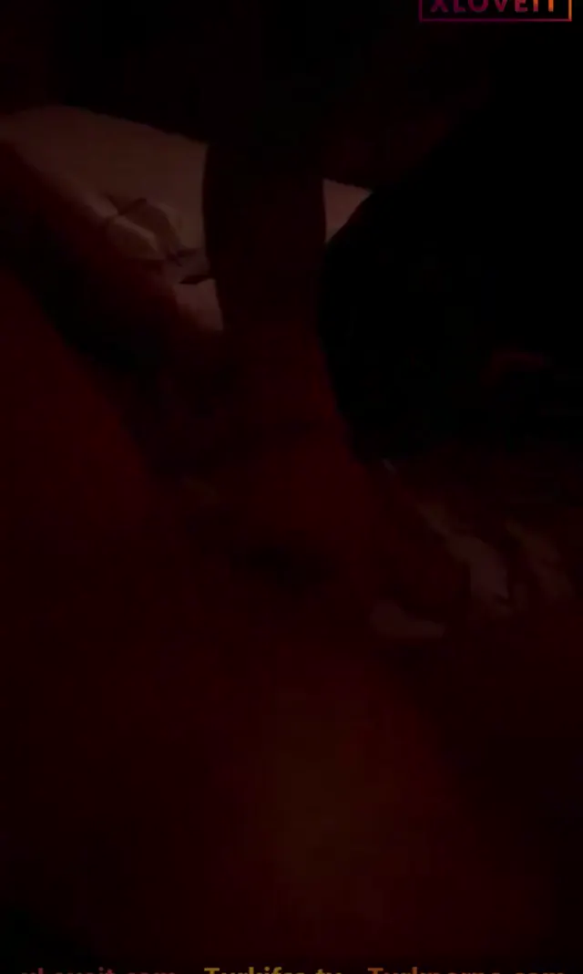 Tango Amelya — Tango Amelya loş ışıkta amcık okşatıp sakso çekti · sahne 3