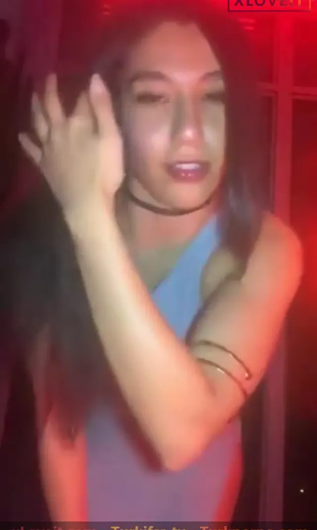 Ayla Günsüz — Ayla Günsüz ifşa Dans etmeyi seven AT gibi hatun · sahne 1