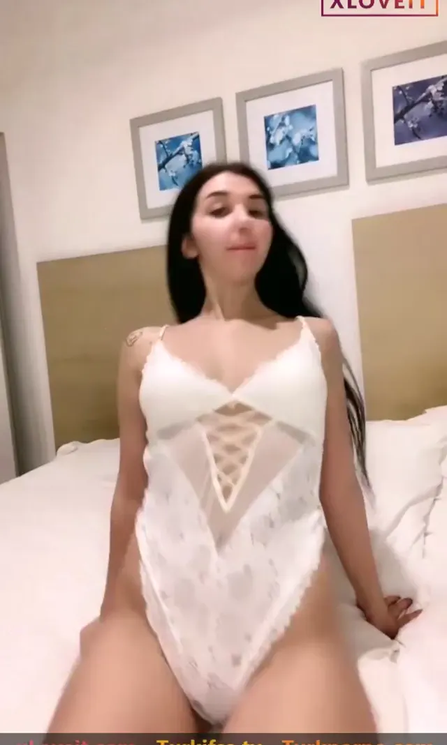 Aymila ifşa Sexy çıtır mini etekle yayın yaptı — Tango Aymila — Canlı Yayınlar · sahne 3