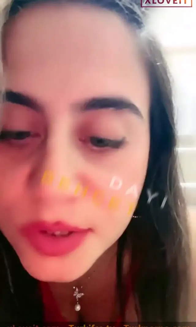 Ayşe Elbi ifşa Kırmızı sikiş elbisesiyle frikik verdi — Ayşe Elbi — Canlı Yayınlar · sahne 3