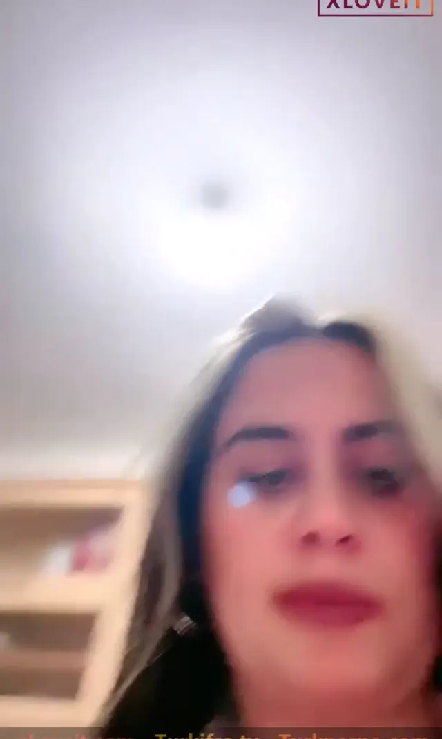 Ayşe Elbi — Ayşe Elbi ifşa AMının olduğu yeri ıslatıp yayına devam etti · sahne 1