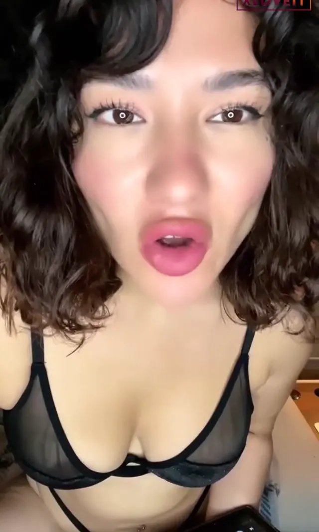 Burcu Yıldız ifşa Loş ortam yatakta dans etti — Burcu Yıldız — Canlı Yayınlar · sahne 2