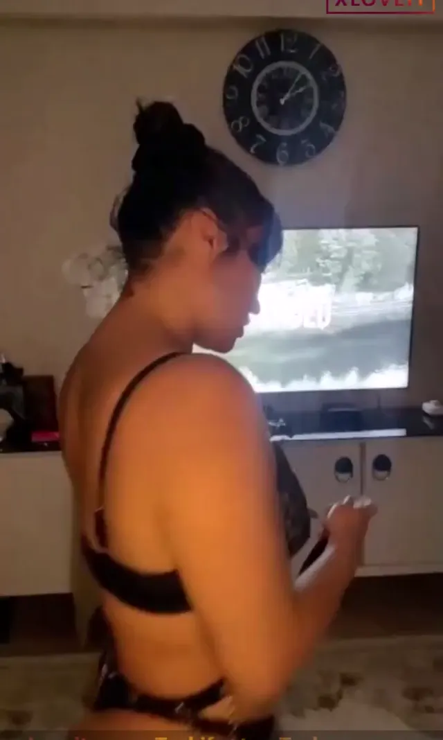 Burcu Yıldız ifşa Seksi olgundan loş ortamda nude yayın — Burcu Yıldız — Canlı Yayınlar · sahne 2