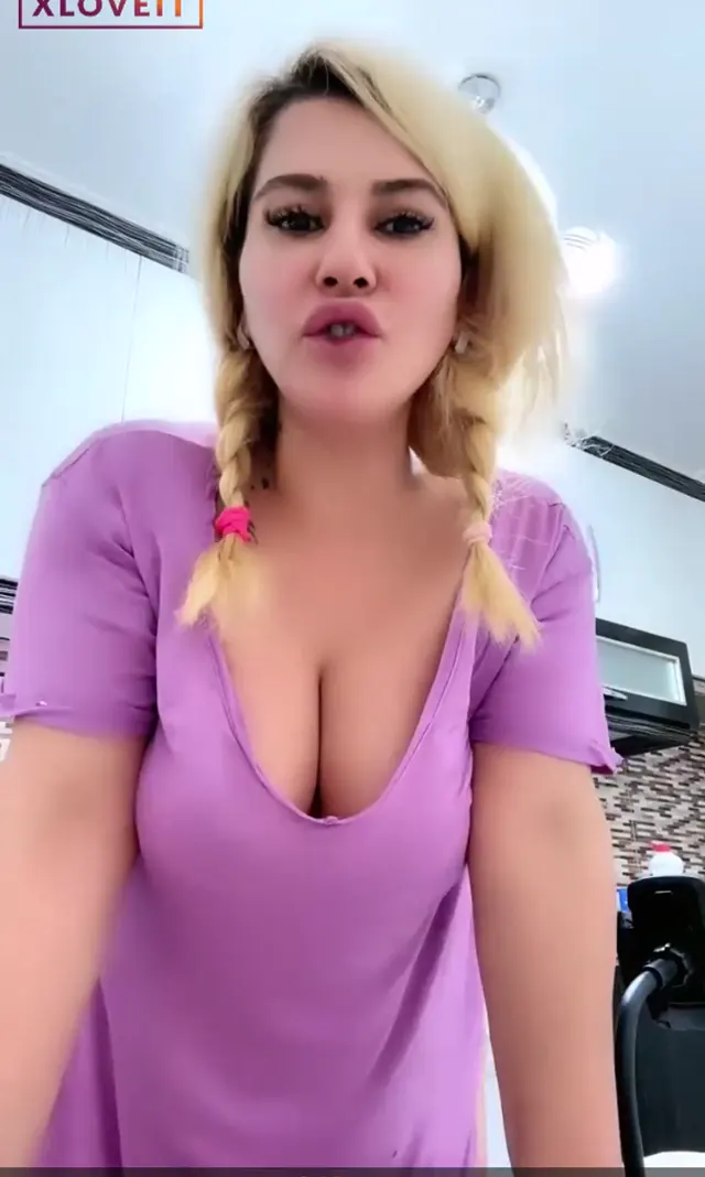 Buse Este — Buse Este ifşa nude Külot sergilediği yayın videosu · sahne 1