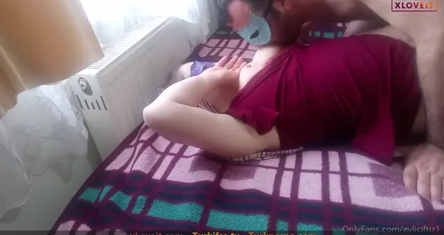 Çocukları okula gönderip gündüz vakti sikiştiler — Konulu Porno · sahne 2