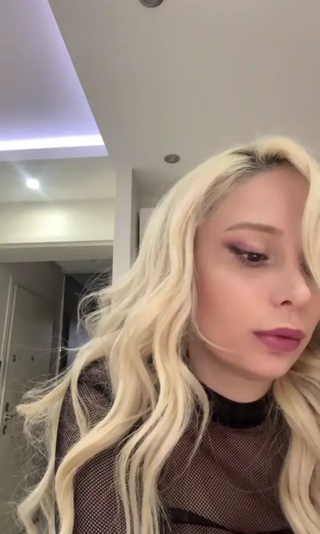 Merve Sanay ifşa Seksi sarışın canlı yayında — Merve Sanay — Bedava Porno · sahne 1