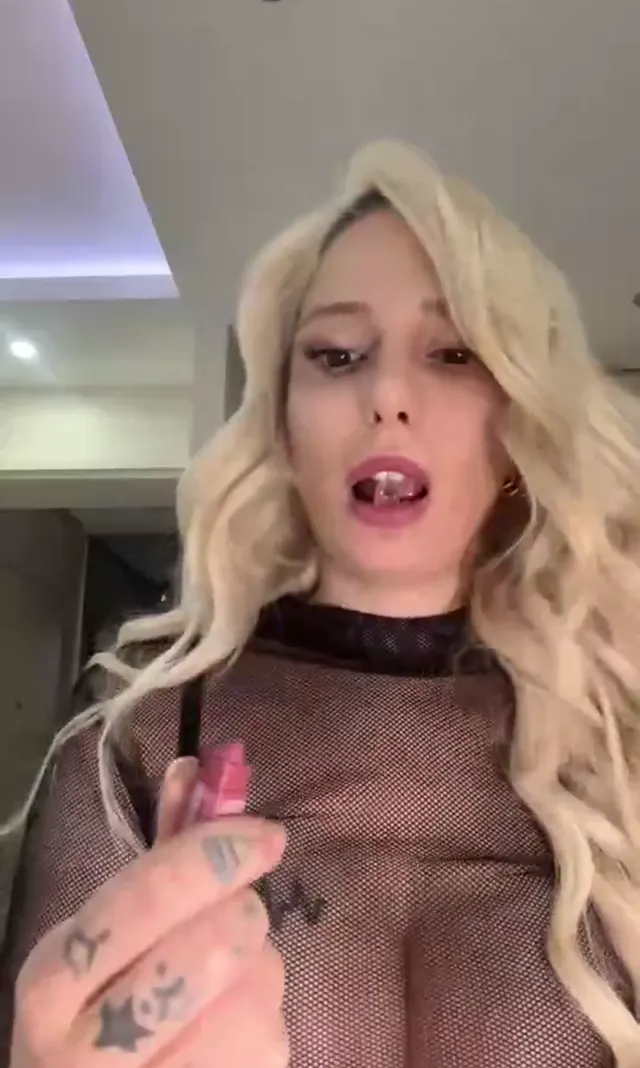 Merve Sanay ifşa Seksi sarışın canlı yayında — Merve Sanay — Bedava Porno · sahne 2