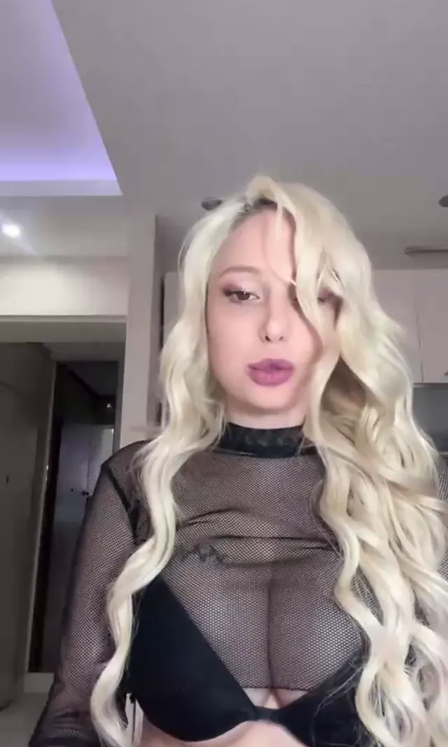 Merve Sanay ifşa Seksi sarışın canlı yayında — Merve Sanay — Bedava Porno · sahne 3