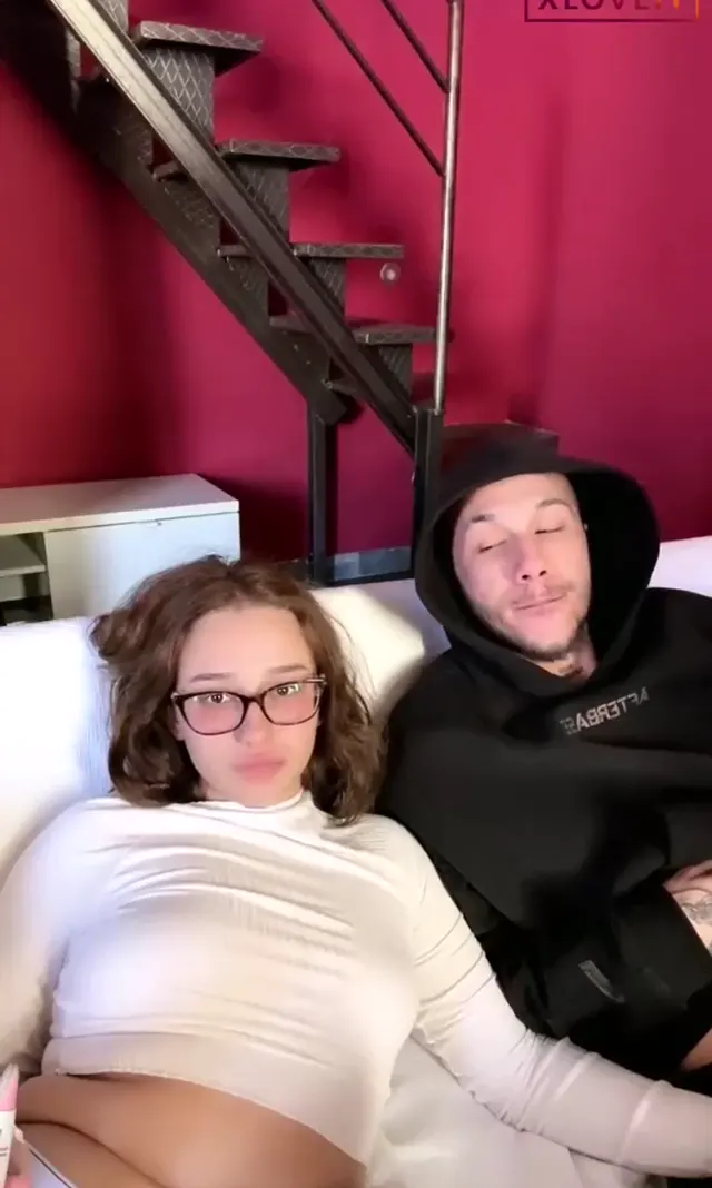 Devriliyorum Naz Porno Naz Elbir yayın yaparken bi kısa sikildi — Naz Elbir — Mobil Porno · sahne 1