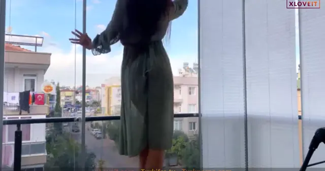 E-Kira ifşa Sexy transparan kıyafetiyle cam temizledi — E-Kira — Türk ifşa · sahne 2