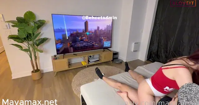 MayaMax — HD Porno film Mayamax spiderman oynayan manitaya siktirdi · sahne 2