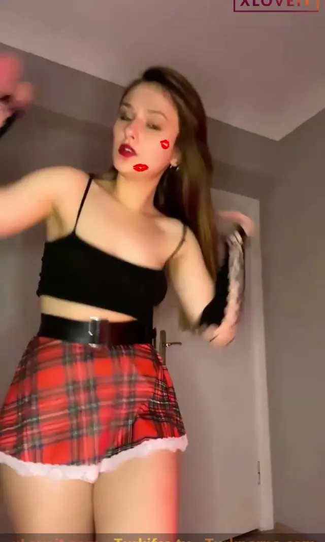 Tango Helga — Tango Helga ifşa tatlı kız kolejli eteğiyle yayın yaptı · sahne 1