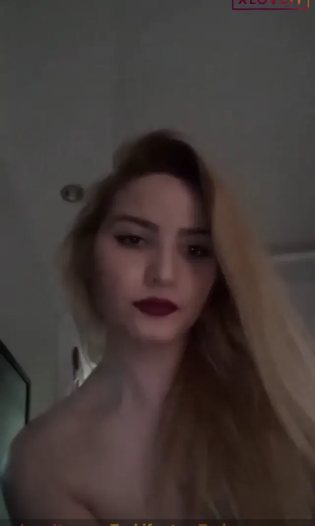 Kübra Sarı ifşa Masaüstünde havluyla nude yayın yaptı — Canlı Yayınlar · sahne 3