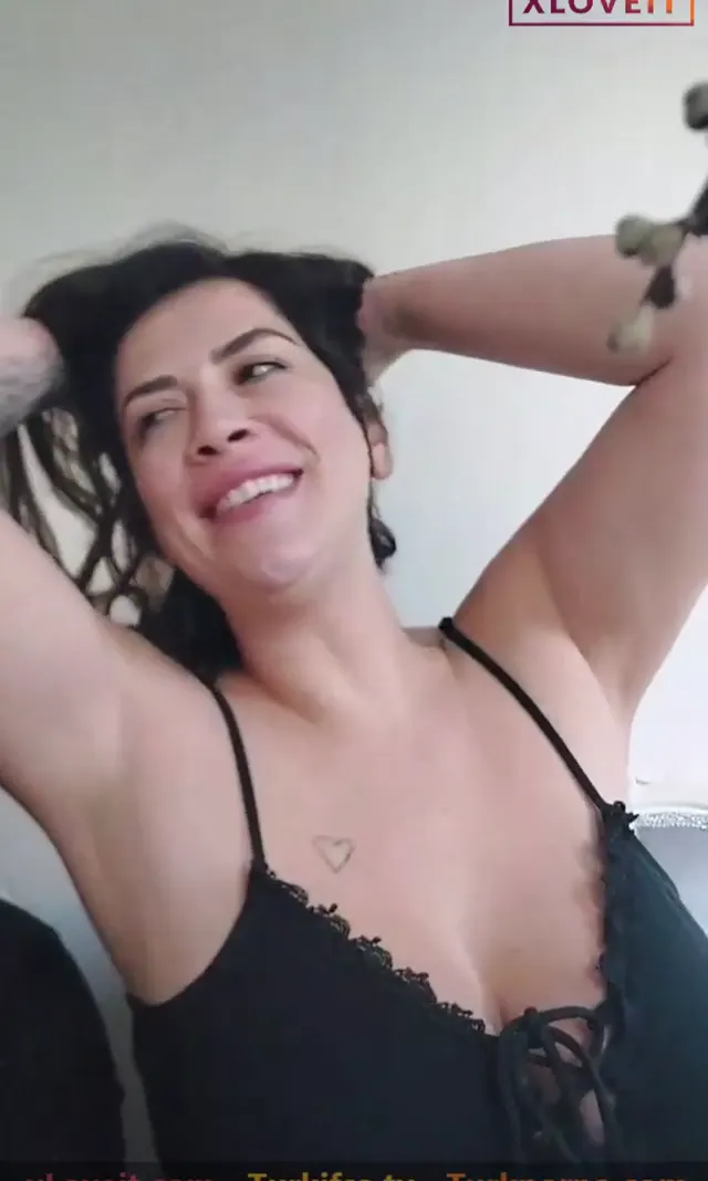 Lily W ifşa Canlı yayında genç sevgilisine amcık parmaklattı — Tango Lily W — Canlı Yayınlar · sahne 1