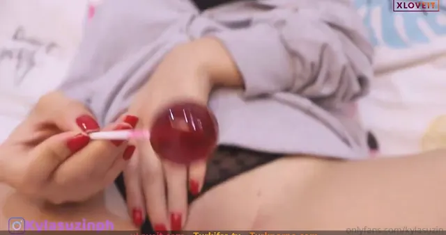 HD Porno Lolipop yalayıp oraya buraya süren hatunu becerdi — KylaSuzin — Konulu Porno · sahne 1