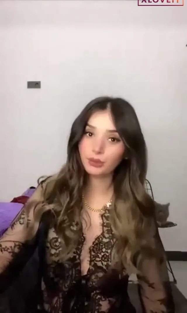 Tango Milla — Milla ifşa Transparan seksi gecelikle yayında · sahne 1