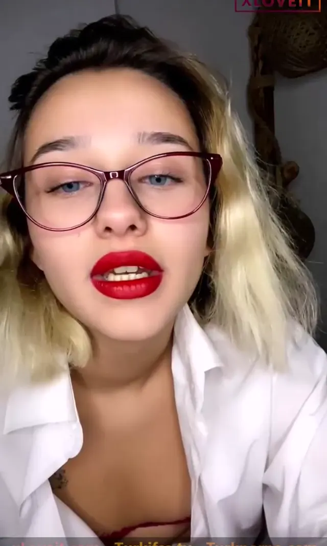 Naz Elbir ifşa Gözlüklü gömlekli kırmızı iç çamaşırlı yayın — Naz Elbir — Canlı Yayınlar · sahne 1