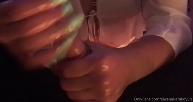 Serena Karakoyun — Turkish Handjob Porn Serena Karakoyun elleriyle boşalttı · sahne 3