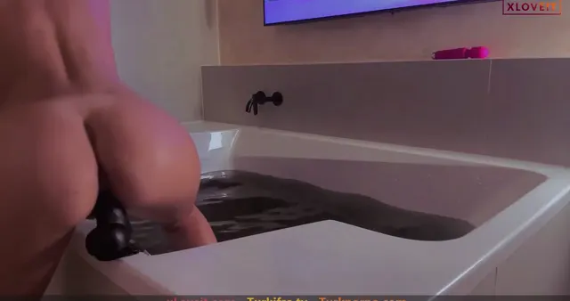 RainbowSena — Rainbow Sena ifşa Jakuzide dildolu nude video çekti · sahne 1