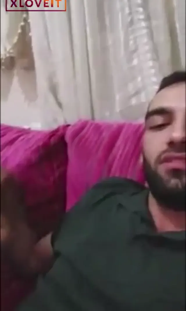 Saksocu kız marifetlerini gösteriyor — Amatör Porno · sahne 2