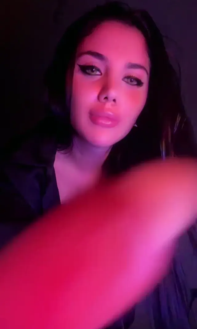 Tango Afrodit — Tango Afrodit ifşa Esmer sexy kalçalarını sergiledi · sahne 2