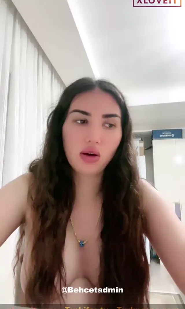 Tango Ays ifşa Memelerini saçlarıyla gizleyip yayın yaptı — Canlı Yayınlar · sahne 3