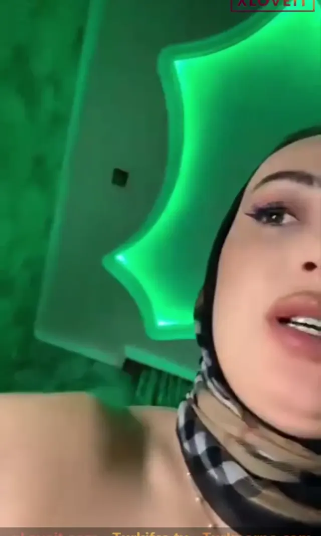 Tango Biricik — Tango Biricik ifşa Türbanlı olgun nude video paylaştı · sahne 3