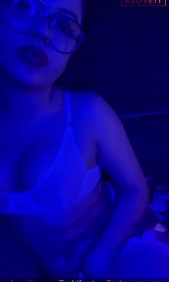 Tango Doa — Tango Doa ifşa Loş ışıkta jartiyerli dildo sapladı · sahne 3