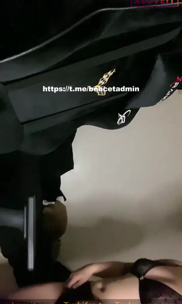 Tango Emi ifşa Soyunup canlı canlı am meme gösterdi — Canlı Yayınlar · sahne 1