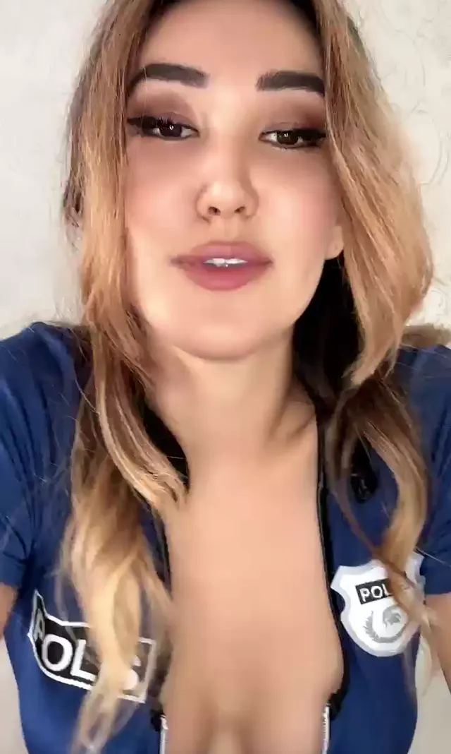 Tango Jasmine — Jasmine ifşa Sexy Polis kostümlü yayın yaptı · sahne 3