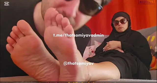 Türbanlı Sahibe Porno Mistress Devin kölesine ayaklarını yalattı — Sahibe — Mobil Porno · sahne 3