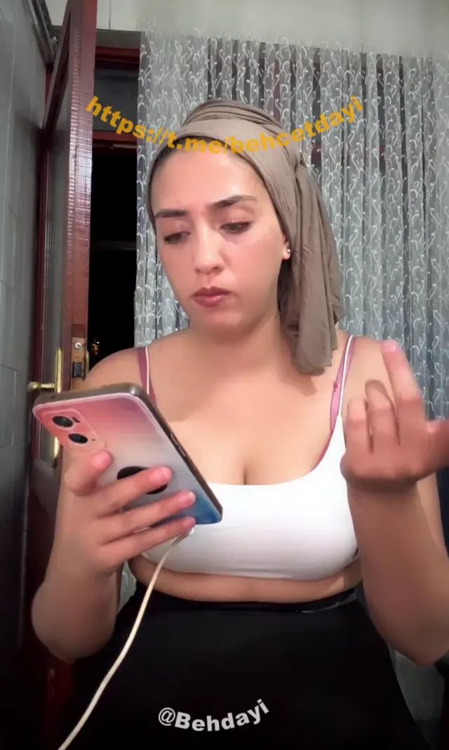 Türbanlı Yağmur ifşa Külotlu çoraplı kalça show yaptı — Türbanlı Yağmur — Canlı Yayınlar · sahne 3