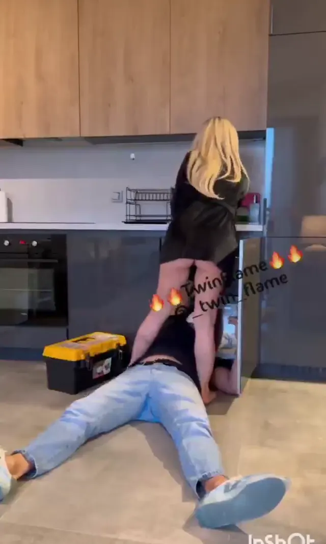 Tamirci Porno TwinFlame eve gelen tesisatçıyı baştan çıkarıp sikildi — Twinflame — Konulu Porno · sahne 1