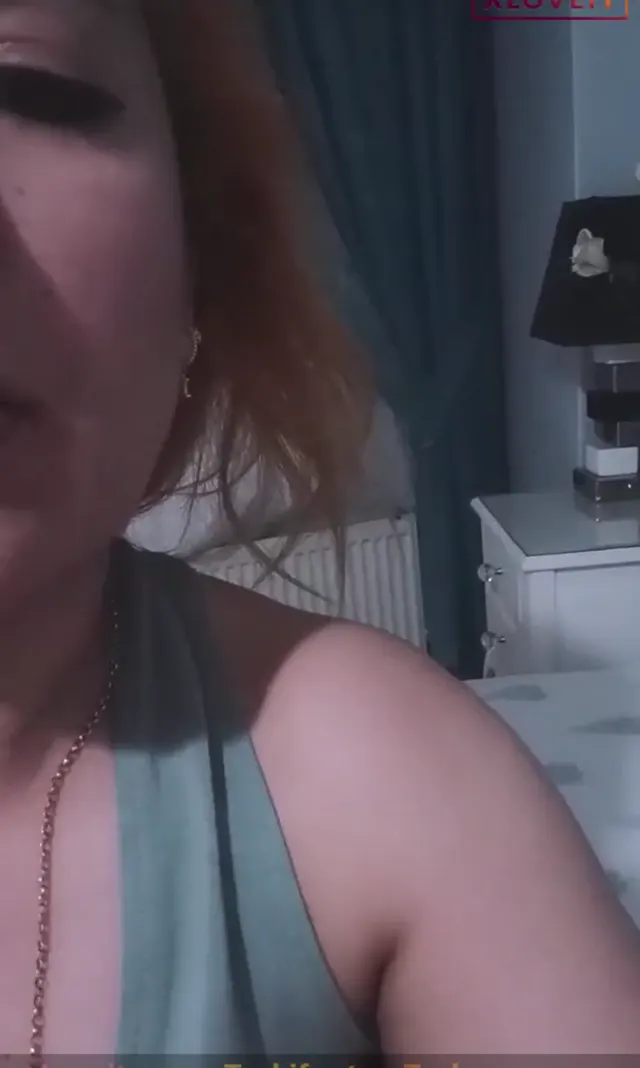 Woman ifşa Yatağında meme açtı — Canlı Yayınlar · sahne 3