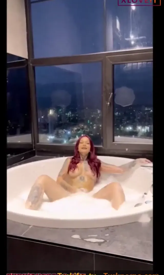 Yağmur Şimşek ifşa Jakuzide köpüklü kısa bir twerk — Yağmur Şimşek — Türk ifşa · sahne 3