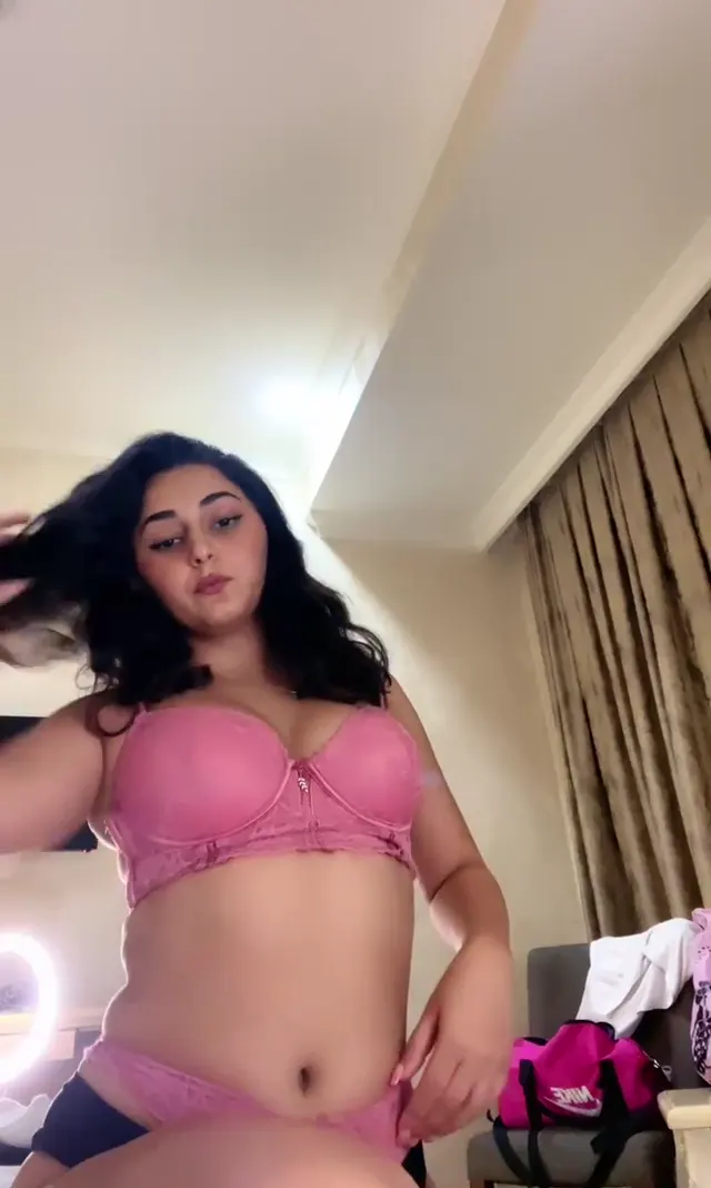 Zeynep Smith — Zeynepsmith ifşa iç çamaşırlı sexy yayın yaptı · sahne 3