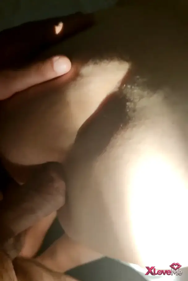 Güzel Porno — Amatör Türk Porno Telefon ışığıyla nasıl siktiğini gösterdi