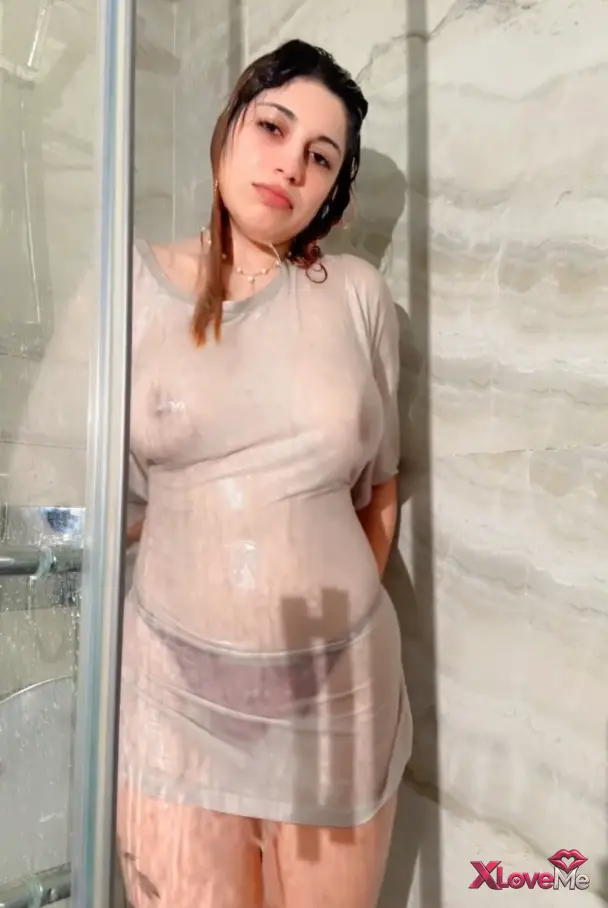 Athelina ifşa Tshirt ile suyun altına girdi — Athelina
