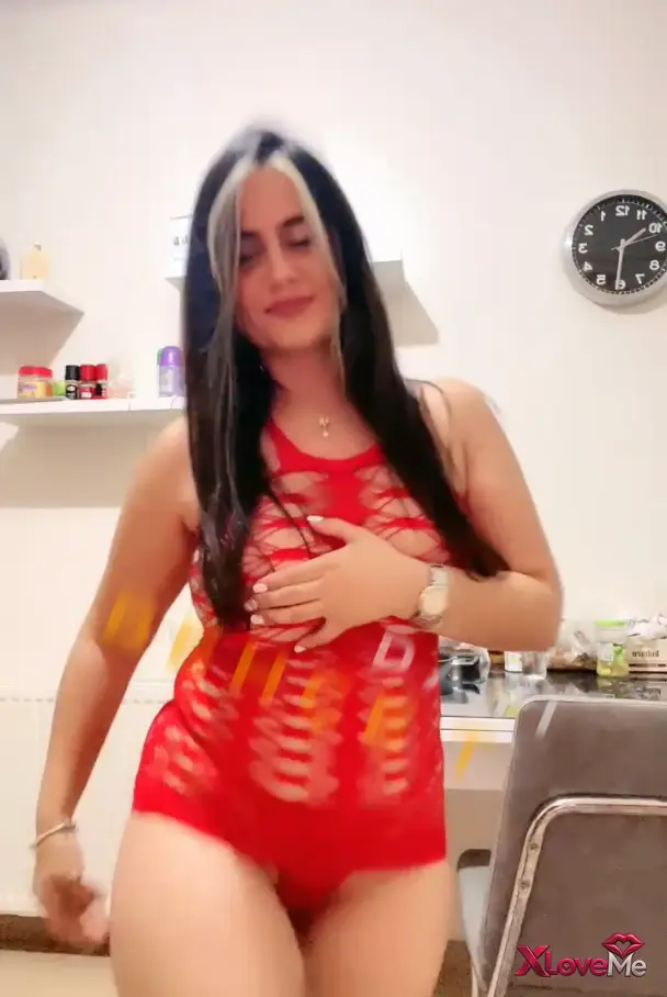 Ayşe Elbi ifşa Işıkları kapatıp meme uçlarını sergiledi — Ayşe Elbi