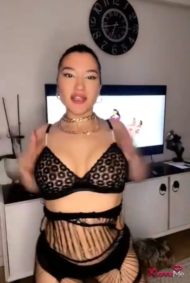 Burcu Yıldız ifşa Sexy elbisesiyle twerk show yaptı — Burcu Yıldız