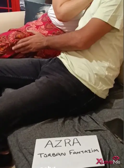 Cuckold Porno Türbanlı Azra kocasının önünde başkasıyla yiyişti — Azra