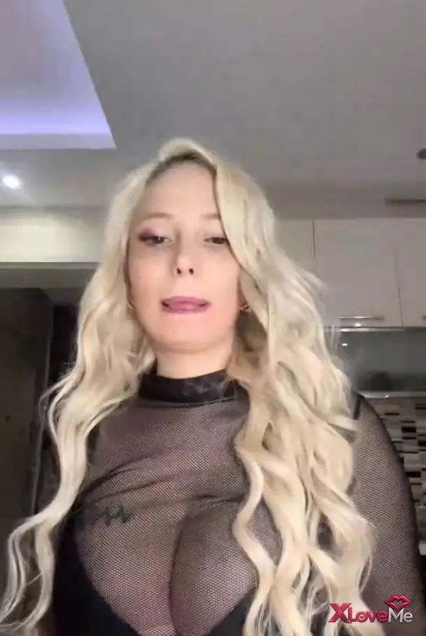 Ünlü Porno — Merve Sanay ifşa Seksi sarışın canlı yayında — Merve Sanay