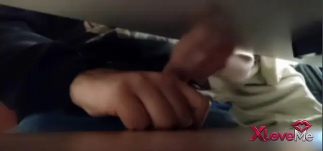 Azgın Porno — Ders çalışırken masanın altından arkadaşına 31 çekip boşalttı