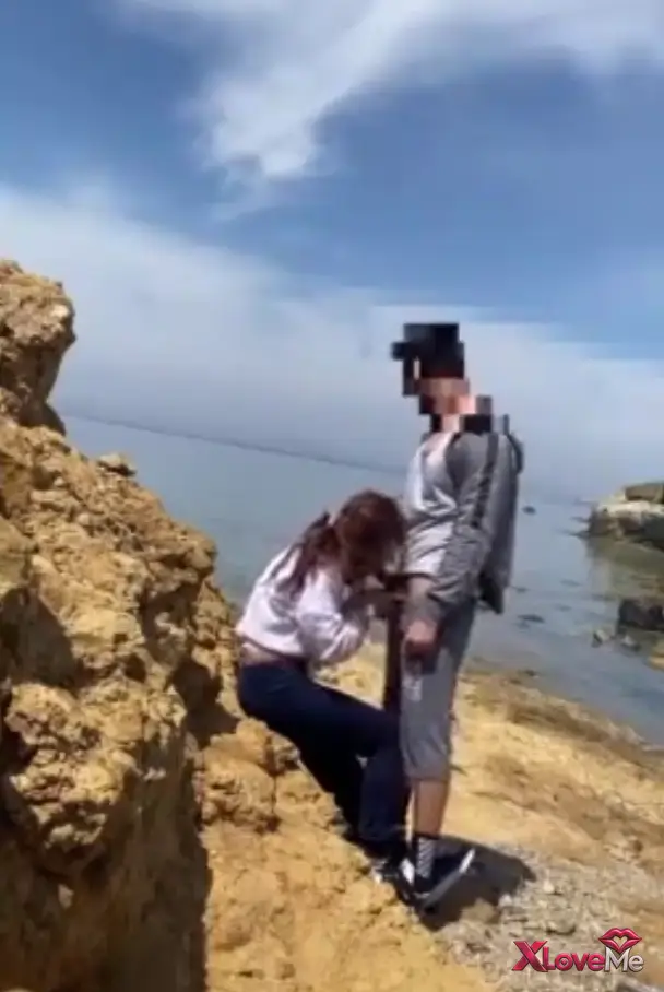 Public Porno — Genç çift kayalıklarda sakso sikiş yaptı