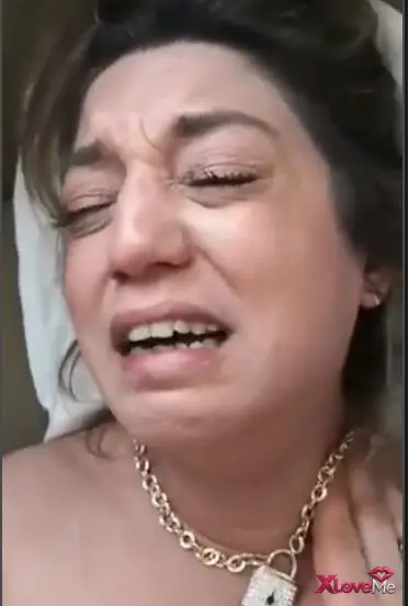 Kadın acıdan ağlıyor ama durmadan sikmeye devam