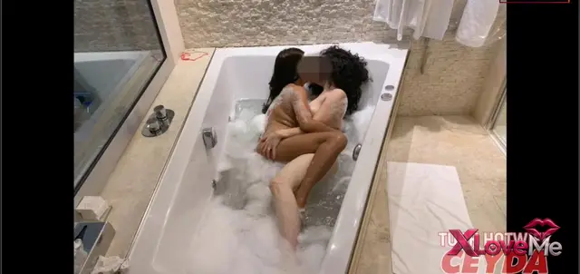 Lezbiyen Porno — Lez grup herşey var Hotwife Ceyda — Hotwife Ceyda