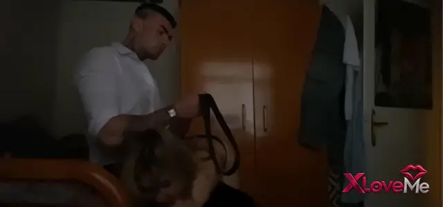 Sevgililer — MarcusChengvip ifşa Kemerle genç sevgilisini dövdü